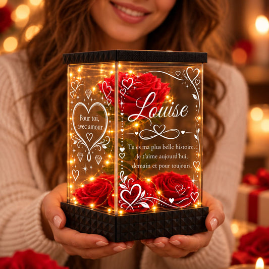 Femme tenant une lanterne rose rouge lumineuse personnalisée avec prénom et message