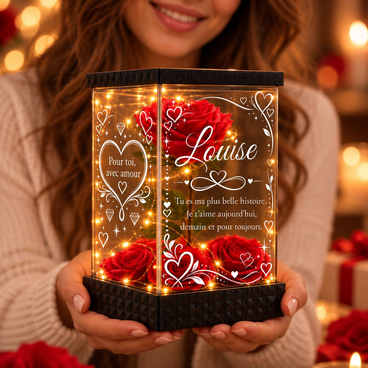 Femme tenant une rose rouge lumineuse personnalisée Louise, cadeau avec prénom et message d’amour