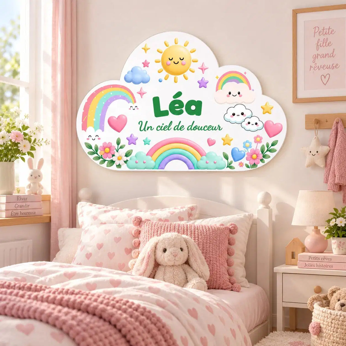 Veilleuse nuage personnalisée arc-en-ciel avec prénom dans une chambre d’enfant