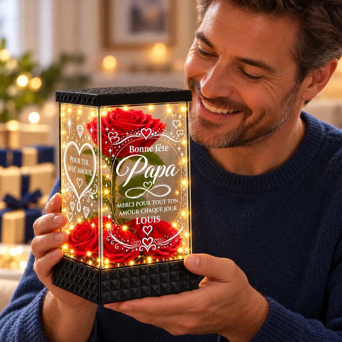 Papa souriant tenant sa rose rouge lumineuse personnalisée avec prénom Louis
